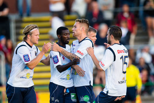 a vänster) kvitterar till 1-1 och gratuleras av lagkamrater