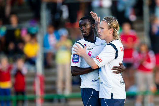 Gefles Dioh Williams gör 1-1 kvitteringen och omfamnas av