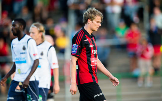 Brommapojkarnas Tim Björkström ser deppig utunder
