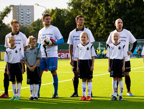 Brommapojkarnas spelare stöttar Brommapojkarnas Pontus