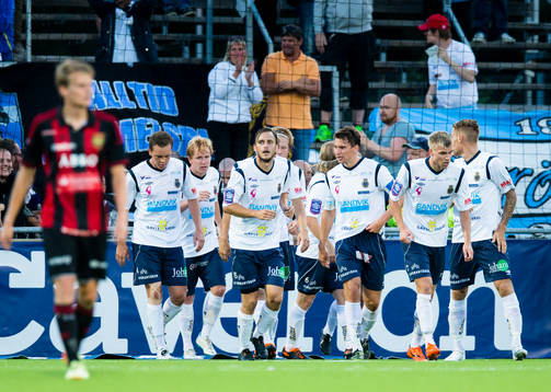 Gefles Simon Lundevall gör 1-2 och gratuleras av