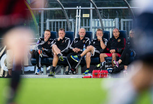Brommapojkarnas avbytarbänk med Brommapojkarnas tränare