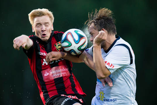 Gefles Skuli Jon Fridgeirsson i kamp om bollen med