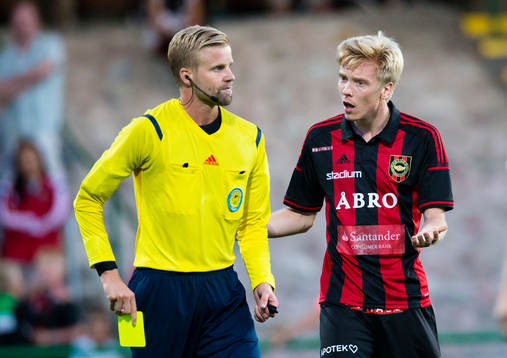 Domare Glenn Nyberg ger ett gult kort till Brommapojkarnas