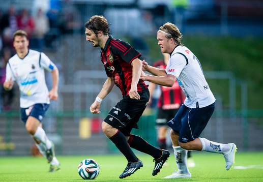 Brommapojkarnas Dardan Rexhepi i kamp om bollen med Gefles