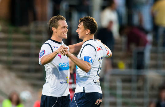 Gefles Jens Portin (v) firar seger med Marcus Hansson