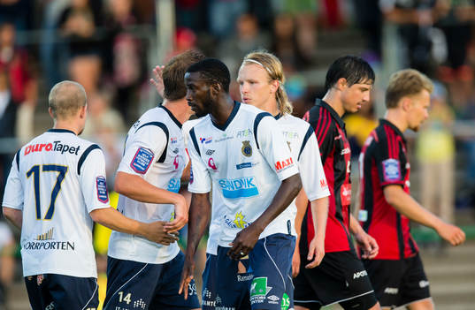 Gefles Dioh Williams (m)  gör 1-1 och firar med lagkamrater
