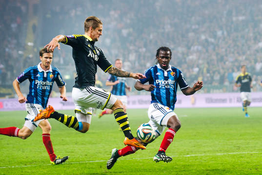 s Martin Lorentzson och Djurgårdens Amadou Jawo