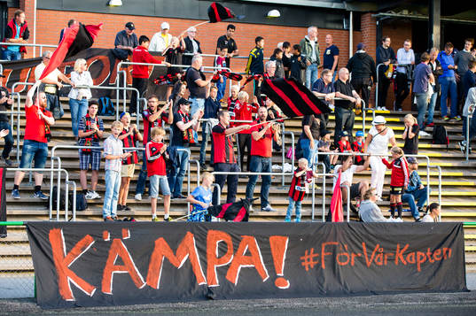 Brommapojkarnas klack med en banderoll för att stödja