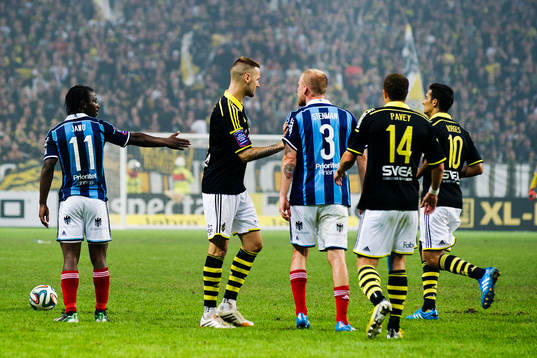 AIKs Alexander Milosevic knuffar på Djurgårdens Fredrik
