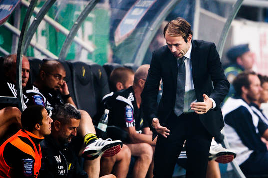 s tränare Andreas Alm instruerar Kenny Pavey