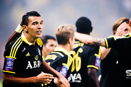 s Nabil Bahoui kramas om och jublar