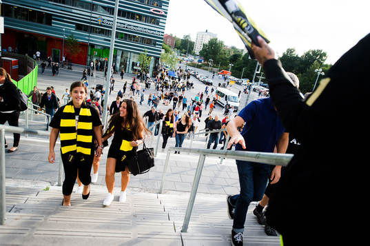AIK supportrar på väg till matchen på Friends Arena