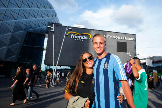 En AIK och Djurgårdssupporter går tillsammans till