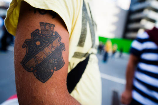 En supporter har en AIK tatuering