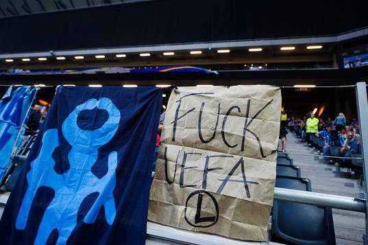 En banderoll som det står "Fuck Uefa" på har satts upp