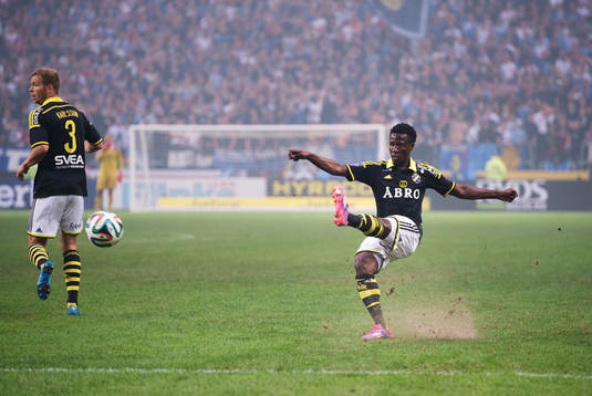 s Ebenezer Ofori skjuter ett skott
