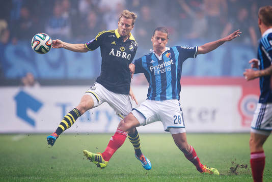 s Per Karlsson och Djurgårdens Aleksandar Prijovic i kamp