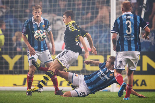 s Marko Nikolic blir tacklad av Djurgårdens Jesper