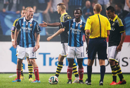Djurgårdens Fredrik Stenman skäller på en AIK-spelare