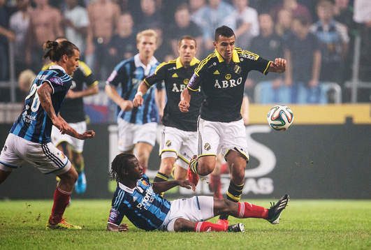 Djurgårdens Aleksandar Prijovic  och Amadou Jawo i kamp om