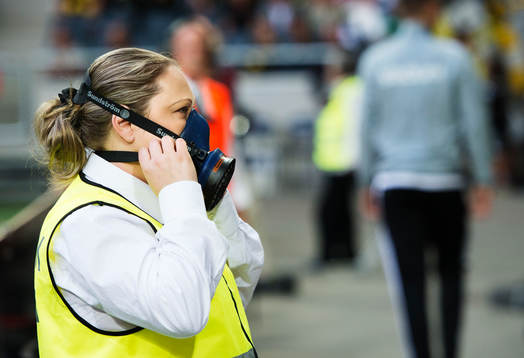En funktionär har på sig gasmask