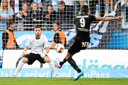 Örebros Ahmed Yasin skjuter mot Malmö FFs målvakt Zlatan