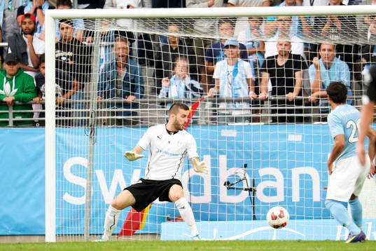 Malmö FFs målvakt Zlatan Azinovic släpper in 0-2