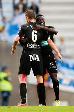 Örebros Alhassan Kamara och Robert Åhman Persson jublar