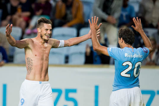 Malmö FFs Markus Rosenberg jublar mot Ricardo Ferreira Da