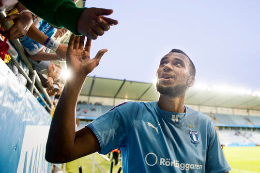 Malmö FFs Isaac Kiese Thelin som gjorde 2-2 målet tackar
