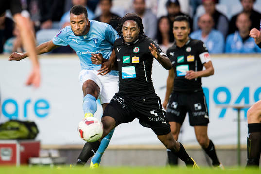 Malmö FFs Isaac Kiese Thelin gör 2-2 uppvaktad av