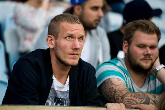 Malmö FFs målvakt Robin Olsen är avstäng och sitter på