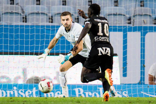 Örebros Alhassan Kamara utmanar Malmö FFs målvakt Zlatan