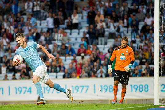 Malmö FFs Markus Rosenberg hämtar bollen