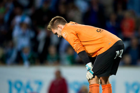 Örebros målvakt Oscar Jansson deppar
