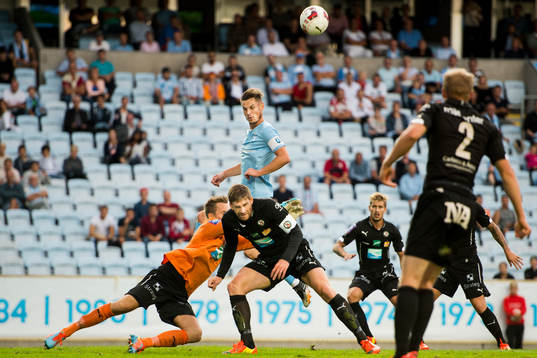 Örebros målvakt Oscar Jansson och Magnus Wikström får