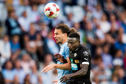 Malmö FFs Erik Johansson i nickduell med Örebros Alhassan