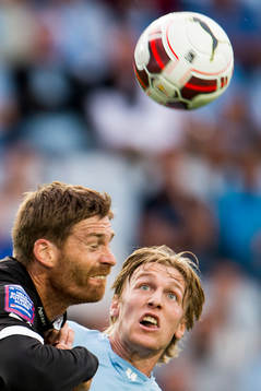 Malmö FFs Emil Forsberg med ögonen på bollen bakom