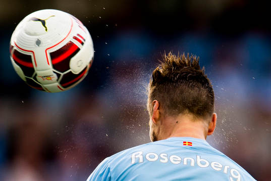 Malmö FFs Markus Rosenberg nickar en boll mot mål
