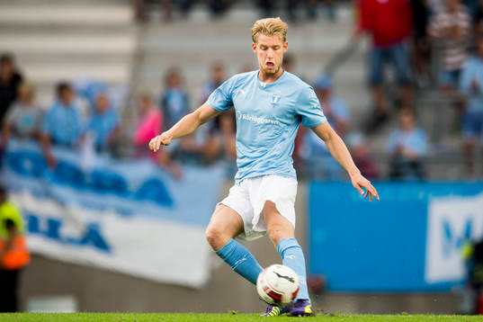 Malmö FFs Filip Helander slår en crossboll