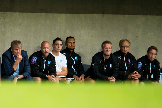 Malmö FFs bänk, från vänster tränare Åge Hareide,