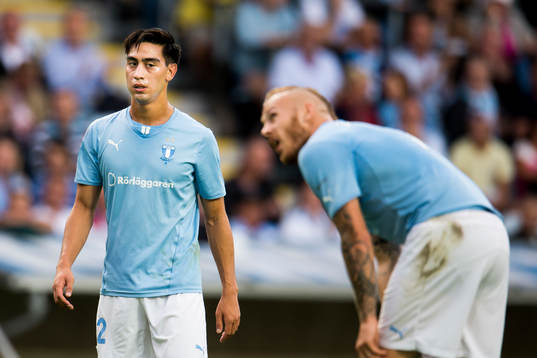 Malmö FFs Amin Nazari tittar på Magnus Eriksson