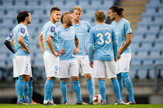Malmö FFs spelare samlas innan andra halvlek
