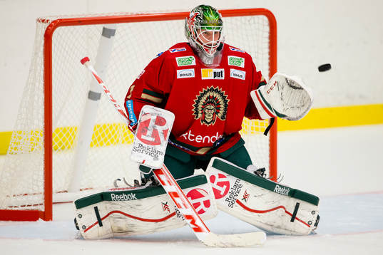 Frölundas målvakt Lars Johansson värmer upp innan