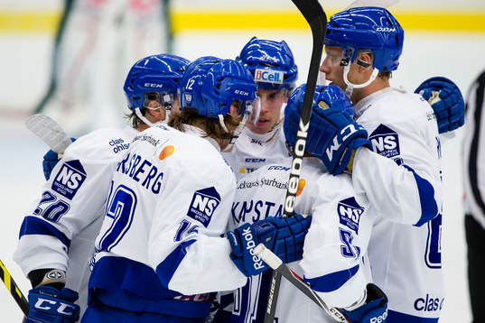 Leksands Fredrik Forsberg kramas om