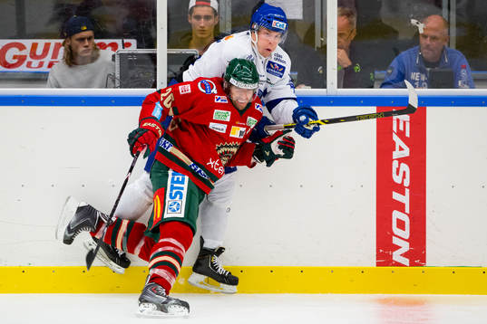 Frölundas Joel Lundqvist tacklar en Leksands spelare