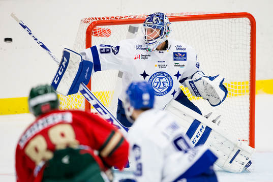 Leksands målvakt Oscar Alsenfelt räddar ett skott från