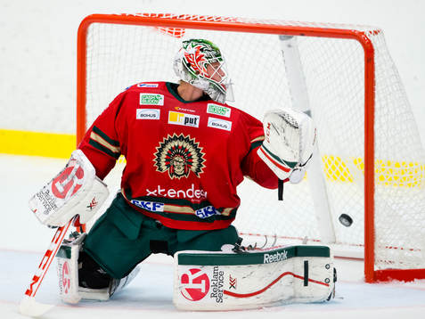 Frölundas målvakt Lars Johansson ser Leksands Johan Rynos