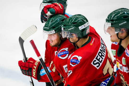 Frölundas Sebastian Stålberg jublar och kramas om